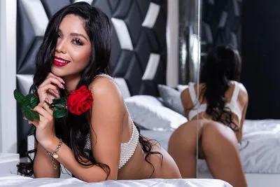 Live sex webcam photo for MarianaMelo #290134242