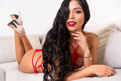 Live sex webcam photo for MarianaMelo #290134245