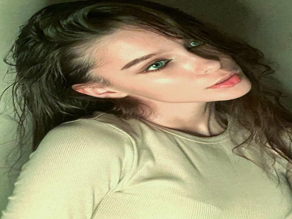 Live sex webcam photo for MaxineClive #275878112