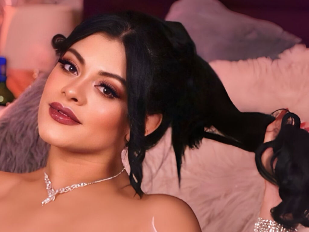 Live sex webcam photo for MayaCrist #277728795