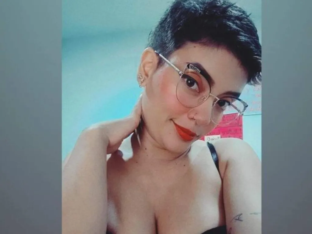 Live sex webcam photo for MeganDoxi #276649593