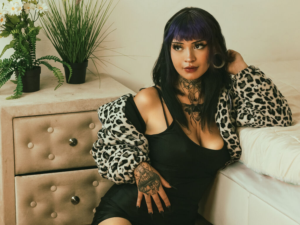 Live sex webcam photo for MeliiGal #277376410