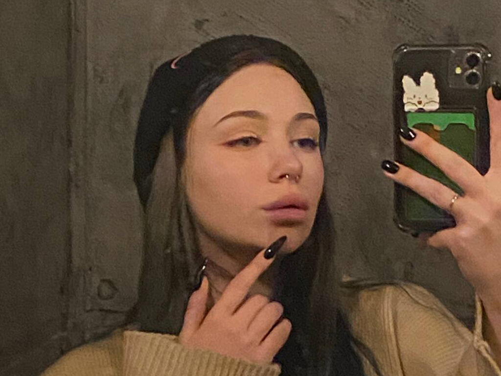 Live sex webcam photo for MelissaBev #278263848