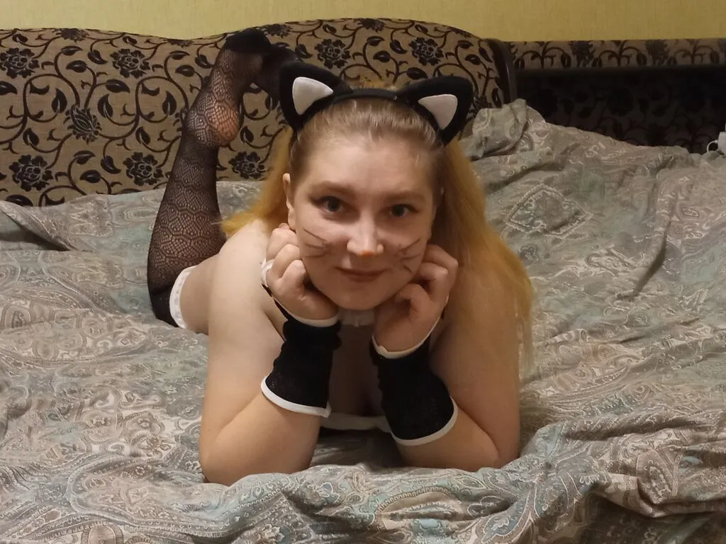 Live sex webcam photo for MelodyEmma #277358325