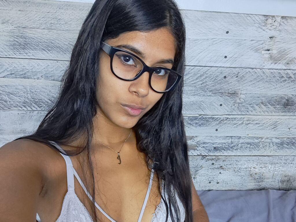 Live sex webcam photo for MiaKarey #277699644