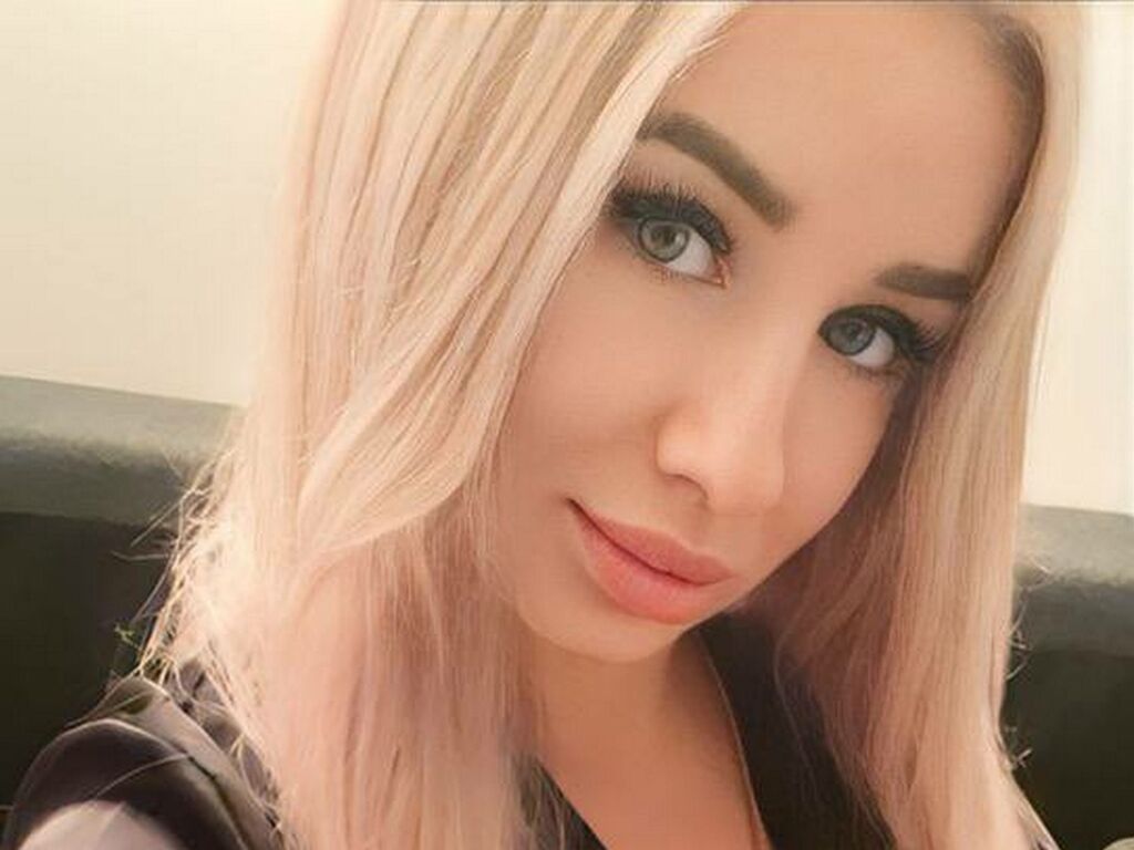 Live sex webcam photo for MiaLefler #276572215