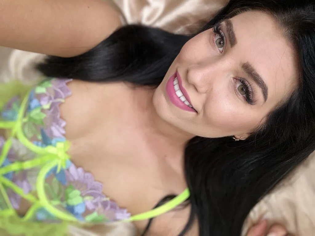 Live sex webcam photo for MillaJenner #277954086