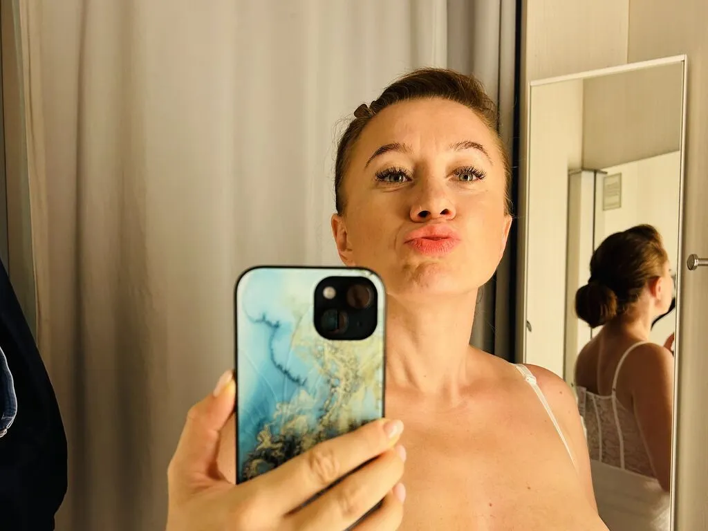 Live sex webcam photo for MissyGinny #277721229