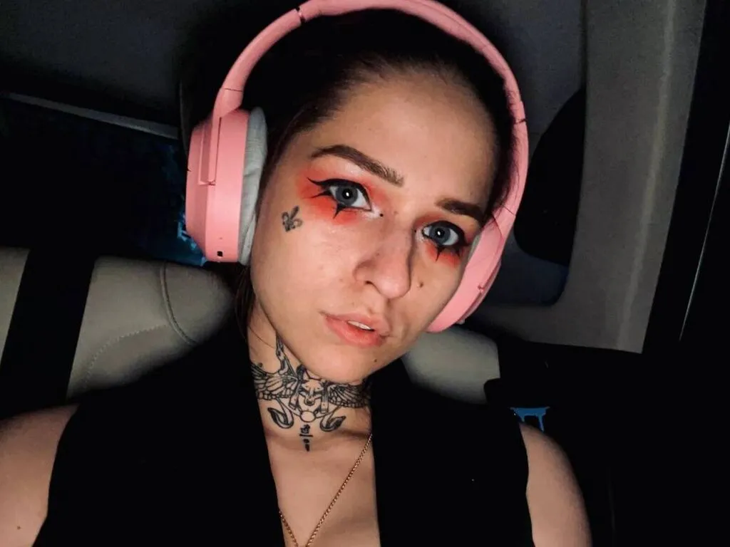 Live sex webcam photo for MoireEverist