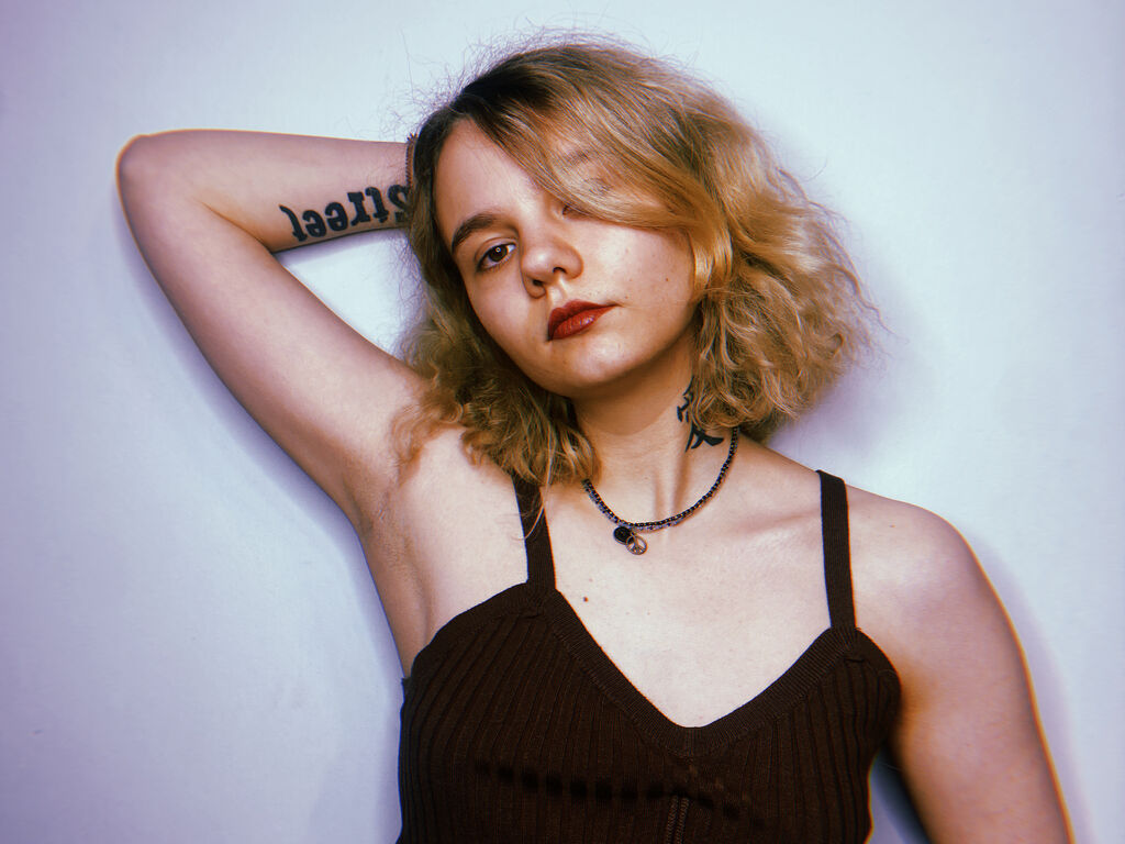 Live sex webcam photo for MollyCloudy #277260172