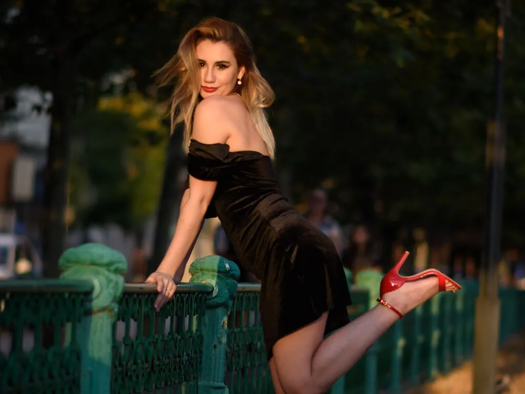 Live sex webcam photo for MollyHille #276685856