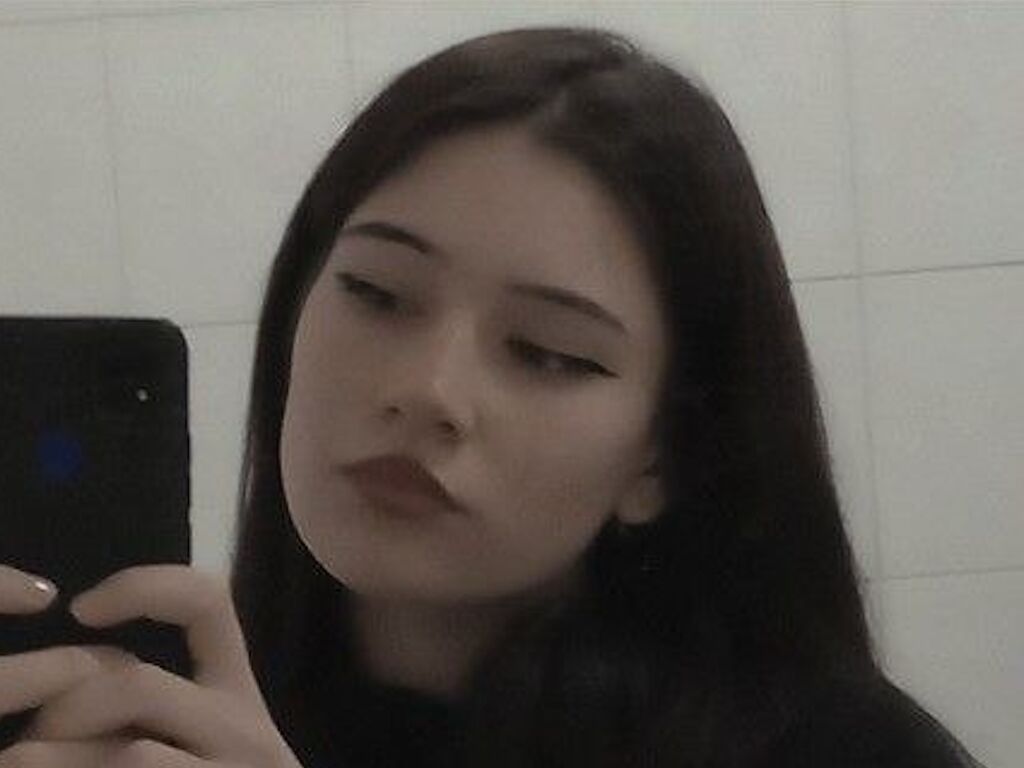 Live sex webcam photo for MonaBarkus #278027565