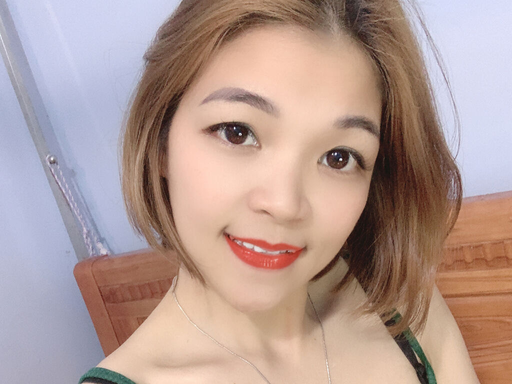 Live sex webcam photo for MoonyGreen #276413095