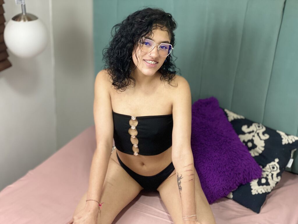 Live sex webcam photo for NayaGirard #278101880