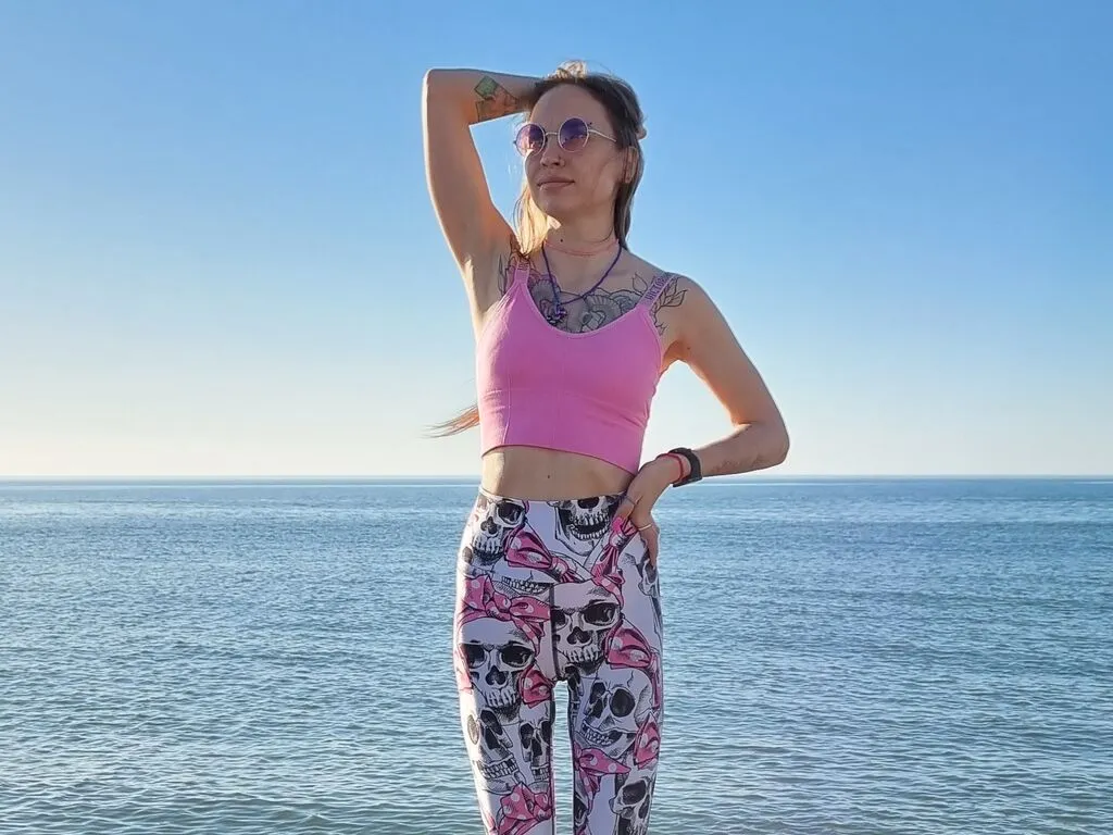 Live sex webcam photo for PinkMari #277959097