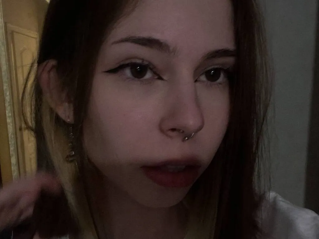 Live sex webcam photo for QueenieFulwood #278020591