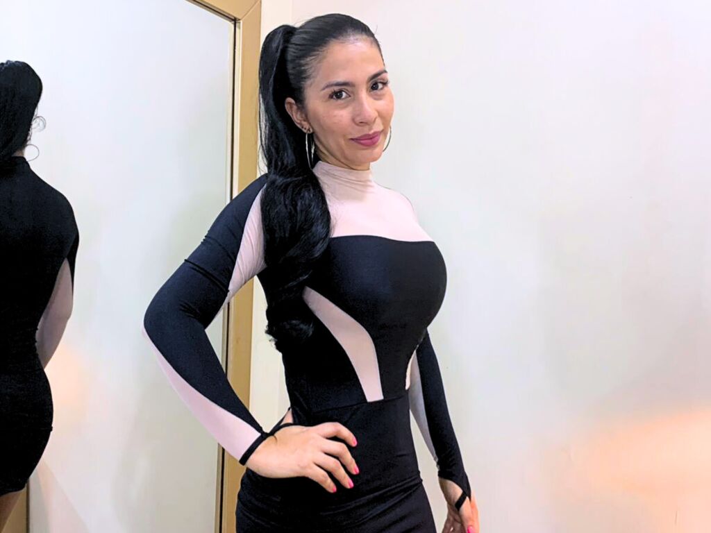 Live sex webcam photo for RebeccaCollinge #277223365