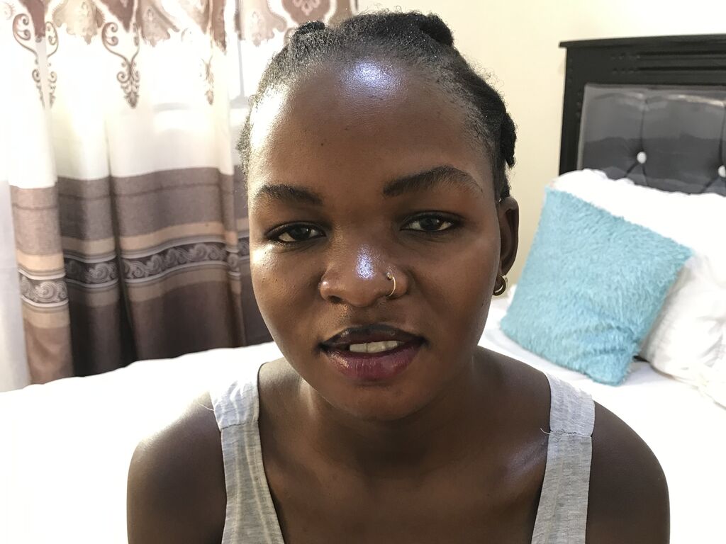 Live sex webcam photo for RoxanMia #277844308