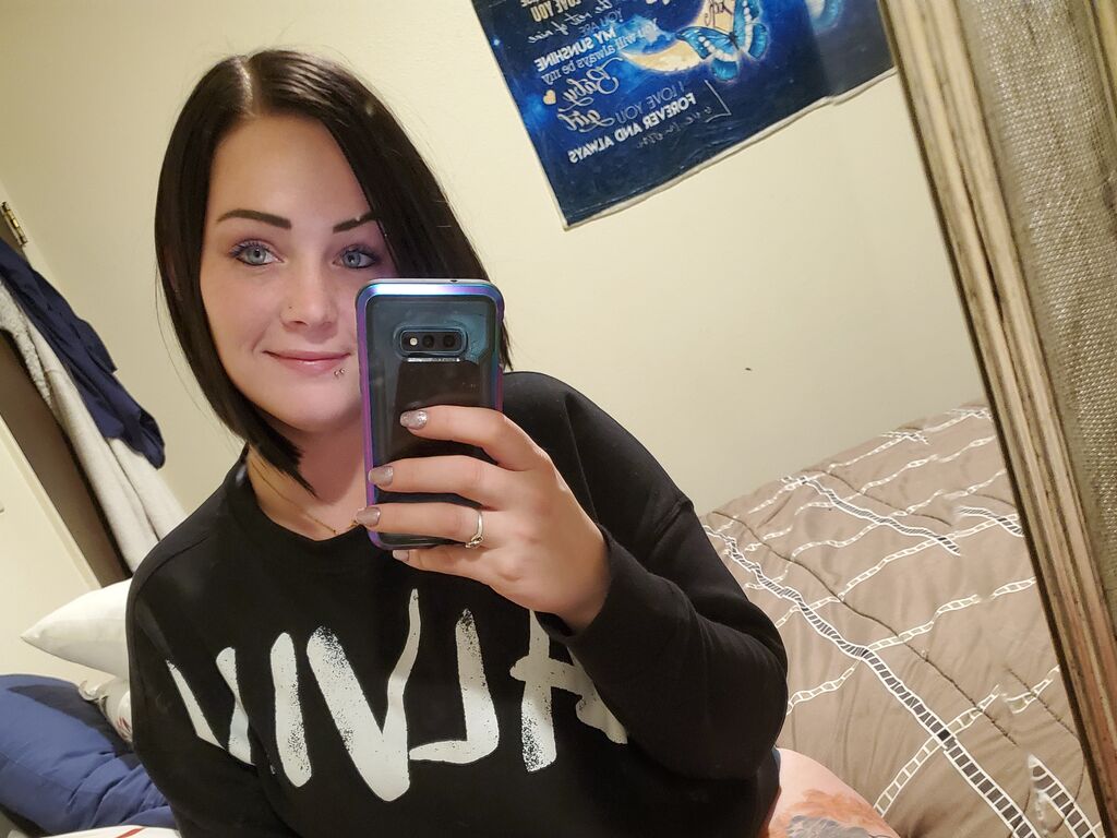 Live sex webcam photo for RyleeRose #277569936