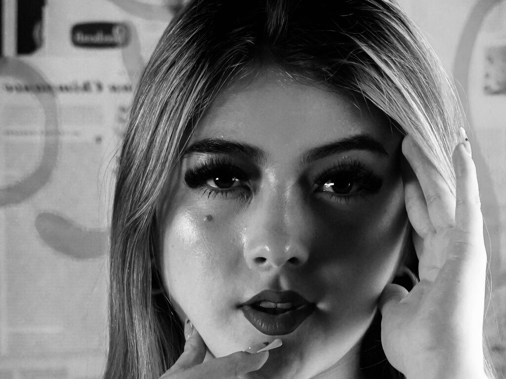 Live sex webcam photo for SalomeCastroo #277406659