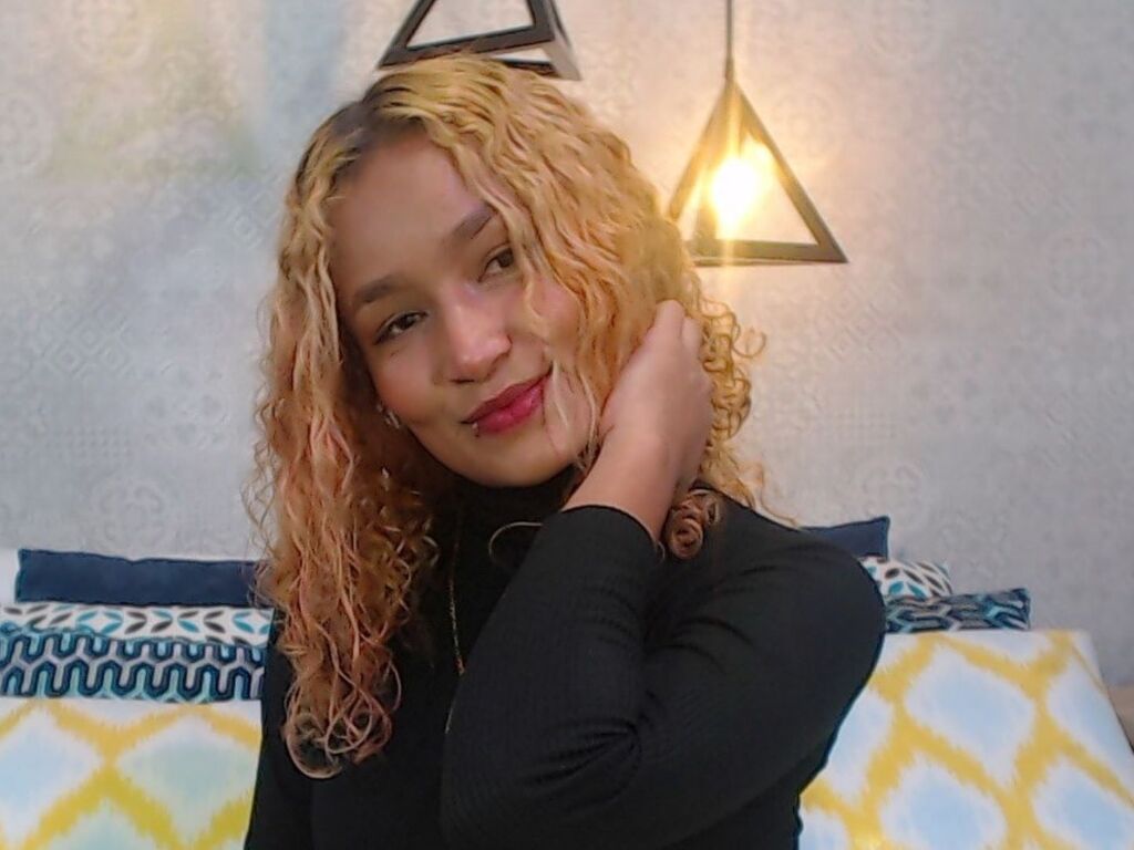 Live sex webcam photo for SalyDerosa #278007156