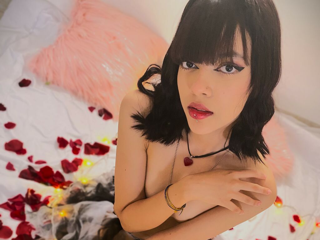 Live sex webcam photo for SamyCas #277549178