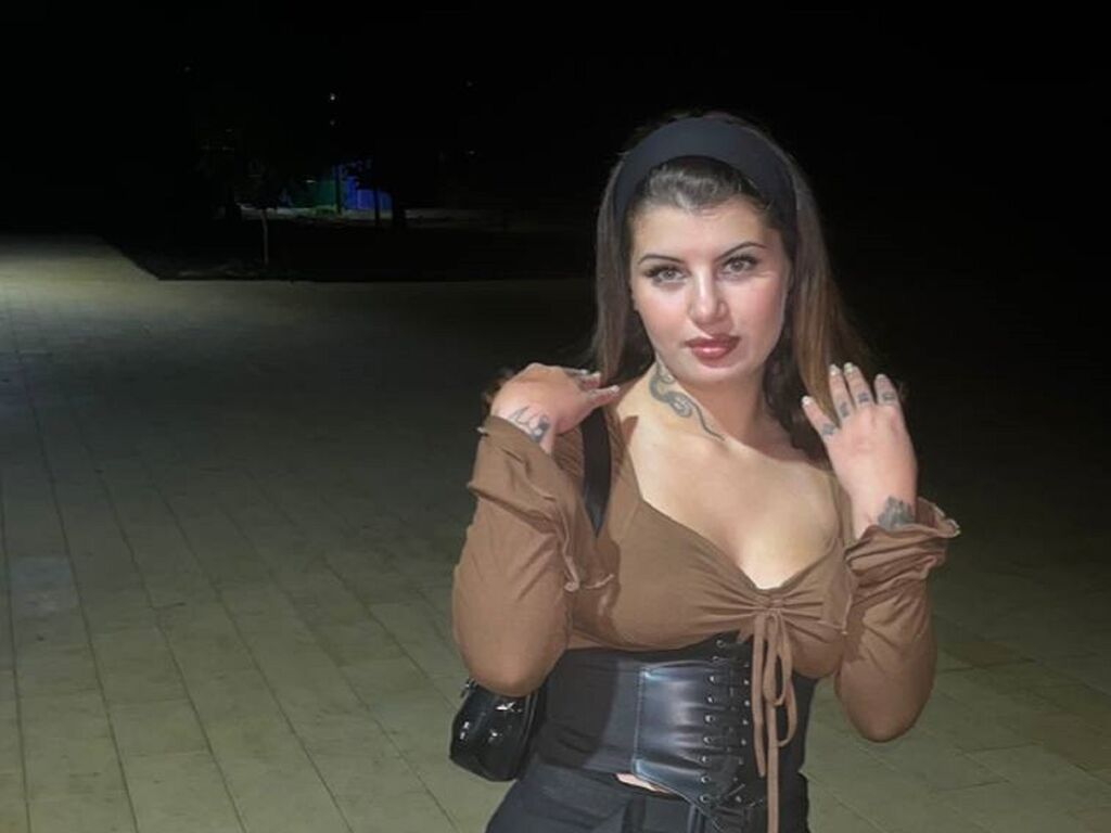 Live sex webcam photo for SaraCherish #277711556