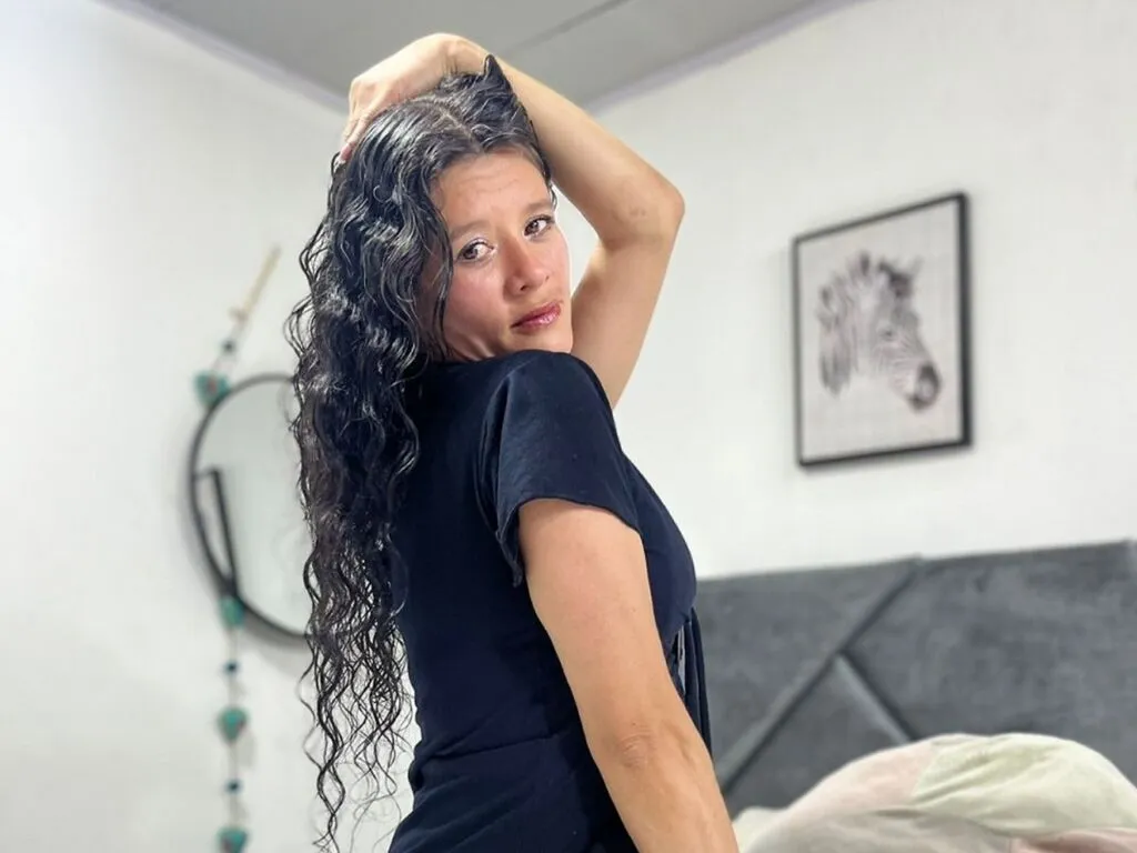 Live sex webcam photo for SereneLuque