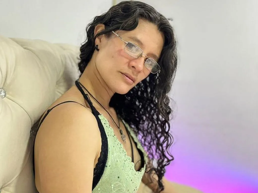 Live sex webcam photo for SerenePhillps #278056875