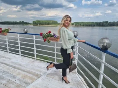 Live sex webcam photo for SereneRose #290159978