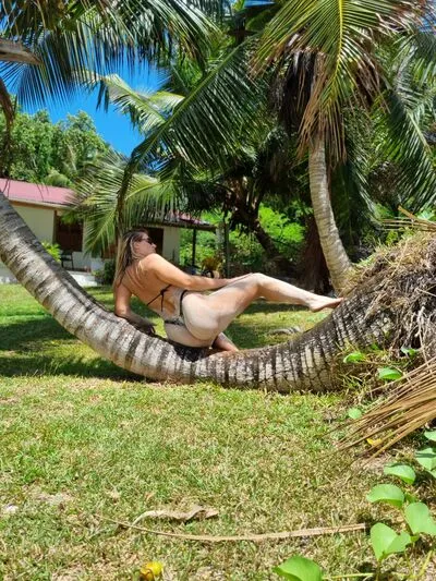 Live sex webcam photo for SereneRose #290159987