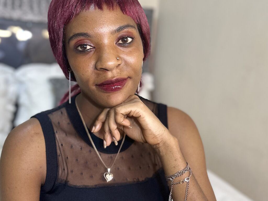 Live sex webcam photo for SofiaGreezie #277741344