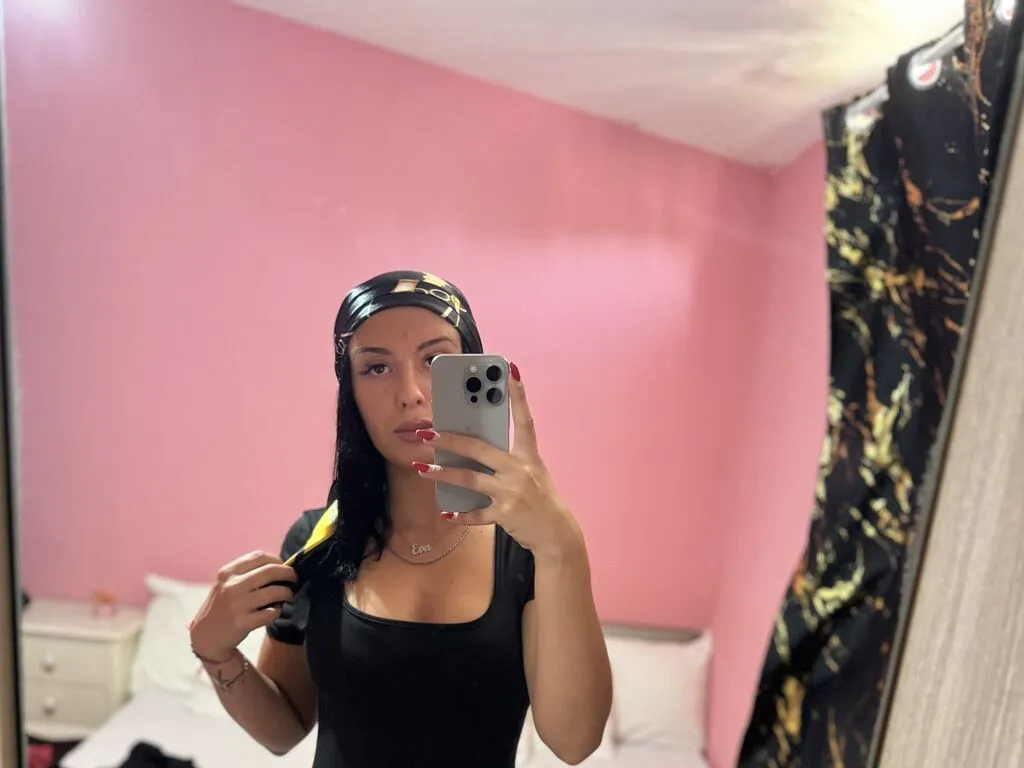 Live sex webcam photo for SophiaEla #278299417