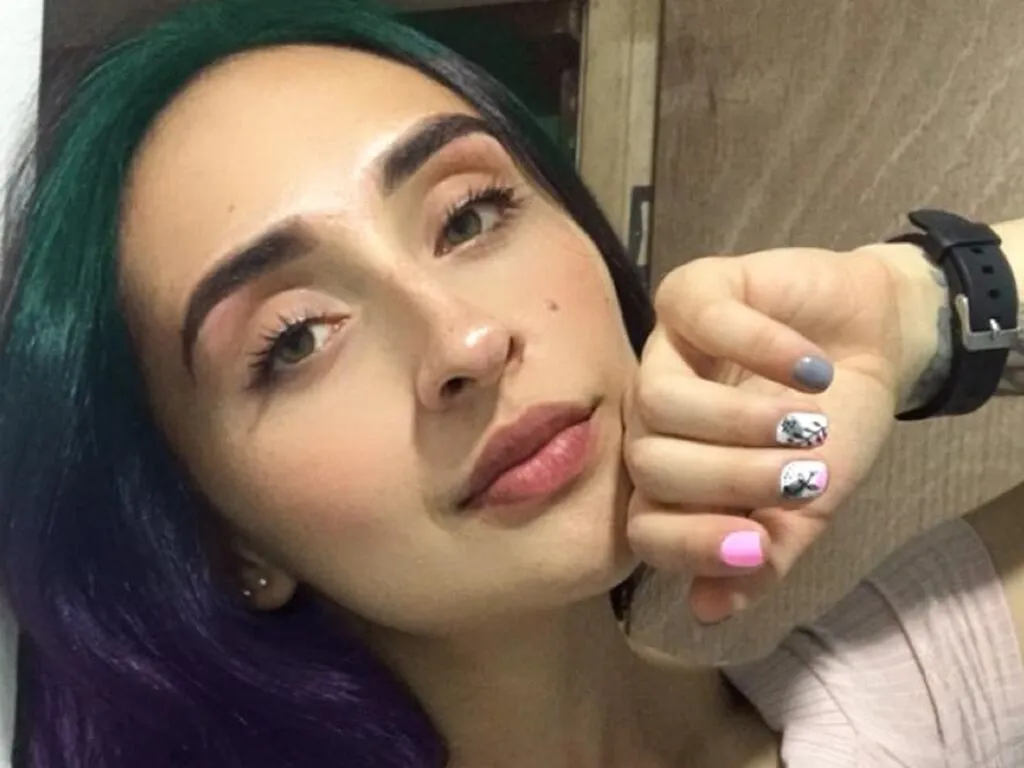 Live sex webcam photo for VeronikaBloom #276404288