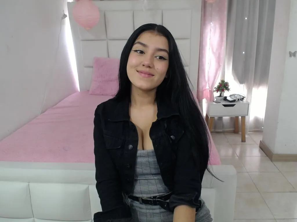 Live sex webcam photo for ViolettLoraine #275875254