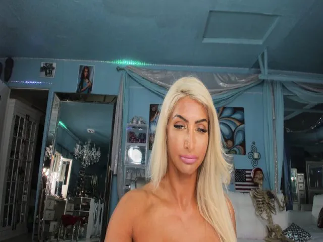 Live sex webcam photo for ADRIANA_FOX #271704271