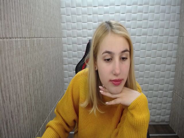 Live sex webcam photo for AbbieMaley #272123989