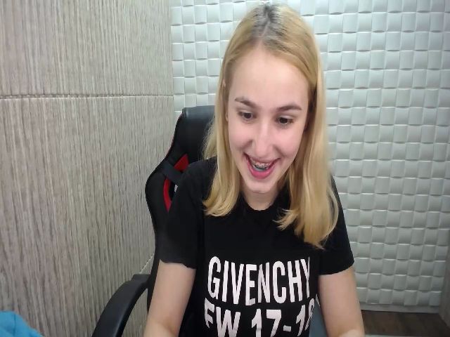 Live sex webcam photo for AbbieMaley #272400032