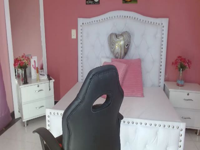 Live sex webcam photo for Abigail_Valz #272424592