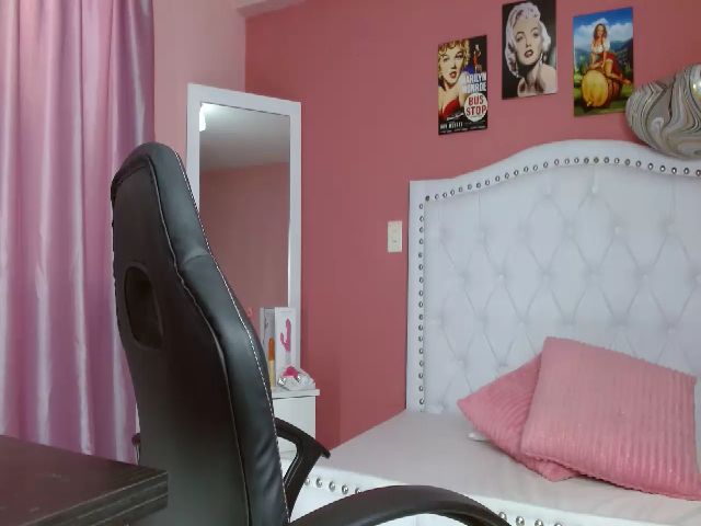 Live sex webcam photo for Abigail_Valz #272553374