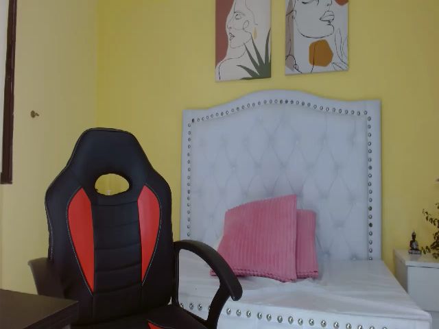 Live sex webcam photo for Abigail_Valz #273024417