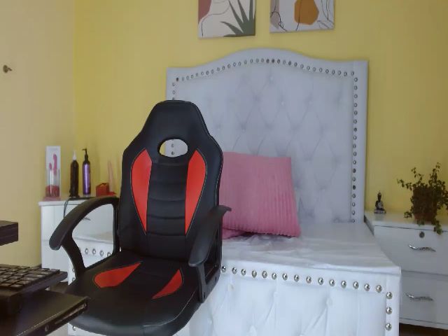 Live sex webcam photo for Abigail_Valz #273614129