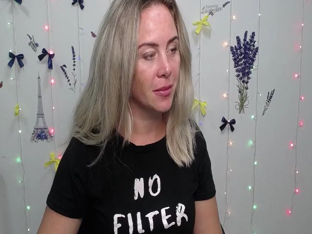 Live sex webcam photo for AgnesLoo #274390563