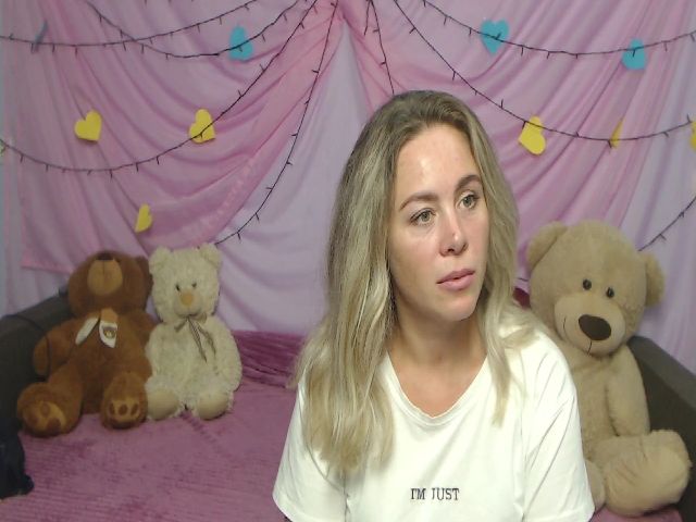 Live sex webcam photo for AgnesLoo #274409341