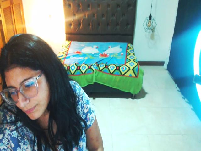 Live sex webcam photo for Aishafoxxx #272183944