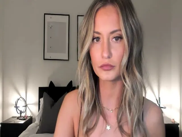 Live sex webcam photo for AlanaWylde #272797184