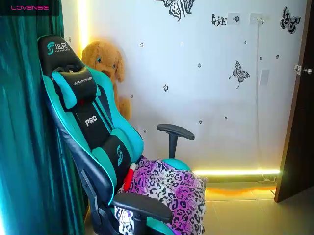 Live sex webcam photo for Aleja_10 #272075128