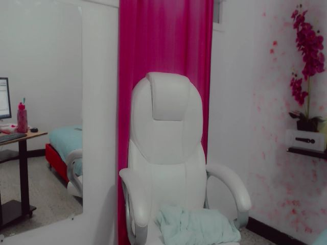 Live sex webcam photo for Alejandra_06 #271760481