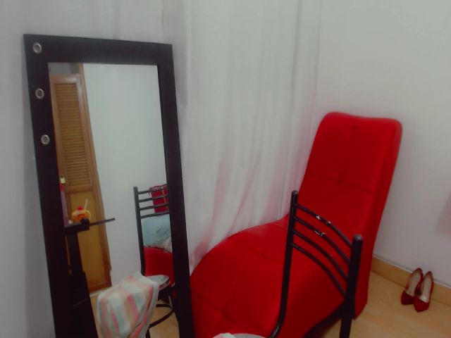 Live sex webcam photo for Alejandra_06 #272225598