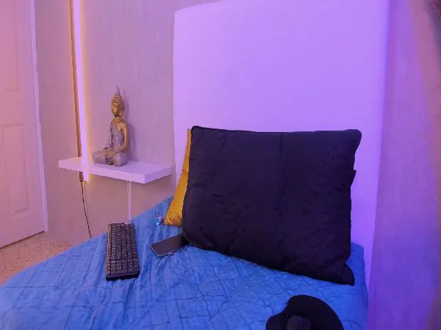 Live sex webcam photo for Alexawalker01 #273683745